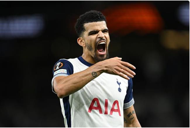 Dominic Solanke co tran thu 2 lien tiep ghi ban cho Tottenham.