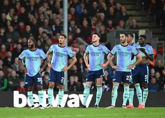 Arsenal trong thế thiếu người đã phải đầu hàng Bournemouth