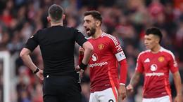 Howard Webb: VAR đáng lẽ phải hủy thẻ đỏ của Bruno Fernandes