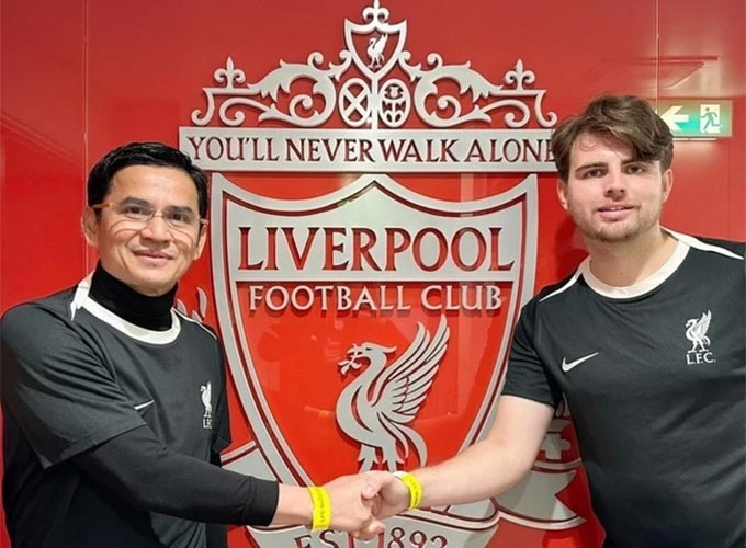 HLV Kiatisuk trở thành giám đốc học viện của Liverpool tại Thái Lan