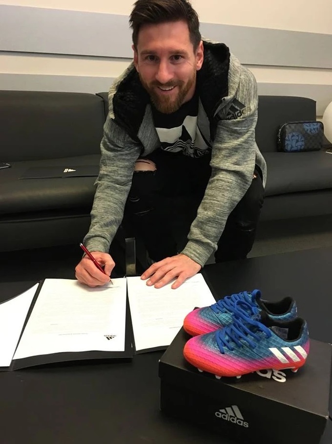 Lionel Messi cũng đã quay lưng lại với Nike từ rất lâu rồi