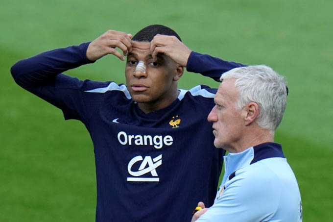 Deschamps luôn ở bên Mbappe