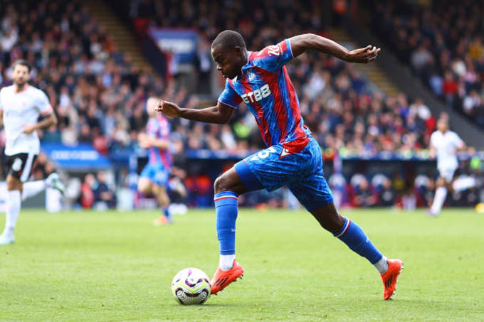 5. Tyrick Mitchell - 23: Thêm một hậu vệ cánh khác đến từ Crystal Palace góp mặt trong danh sách này. Cầu thủ chạy cánh trái này là mẫu hậu vệ toàn diện