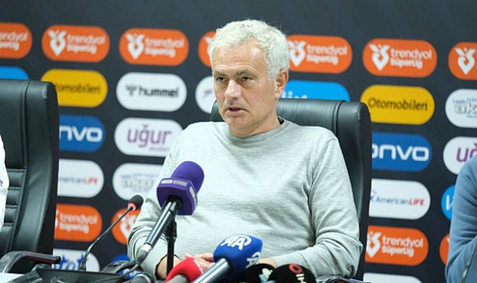 Mourinho ngầm chỉ trích quyết định của trọng tài