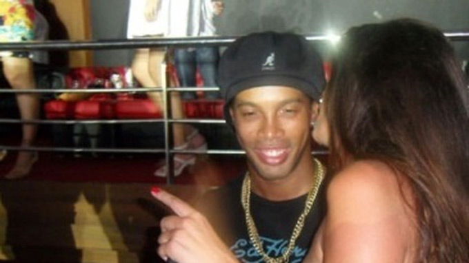 Ronaldinho gặp Lisa tại 1 hộp đêm và nhanh chóng bị hút hồn bởi cặp ngực "khủng" của cô nàng