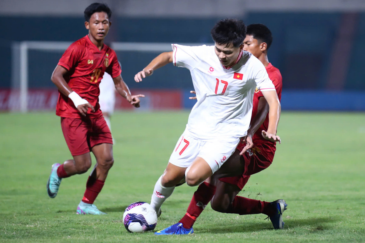 Người hùng U17 Việt Nam rời sân ngay khi ghi bàn 3