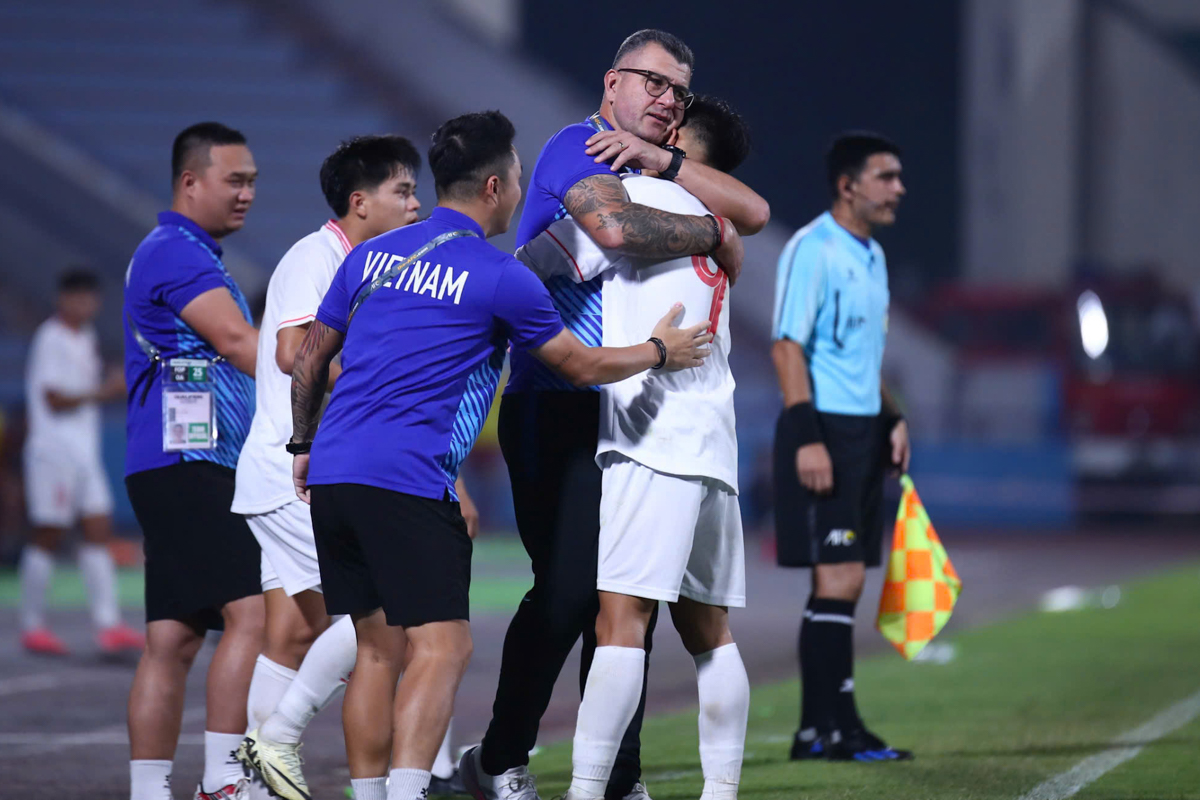 Người hùng U17 Việt Nam rời sân ngay khi ghi bàn 6