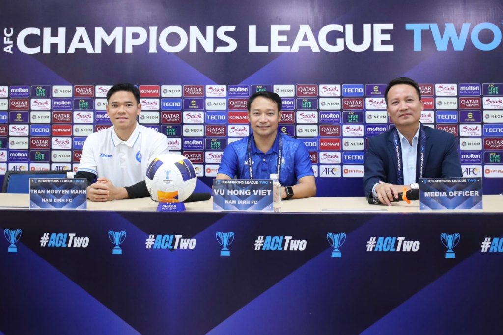 HLV Vu Hong Viet dat muc tieu danh bai Tampines Rovers