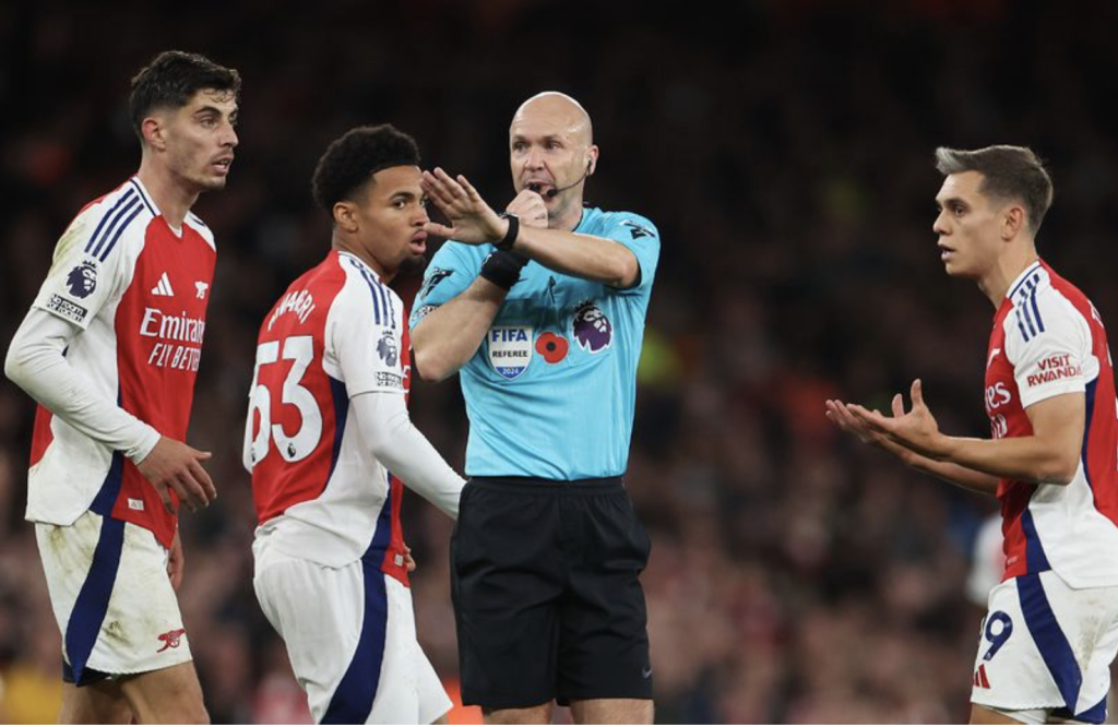 Ly do Anthony Taylor khong duoc cong nhan ban thang muon cua Arsenal truoc Liverpool