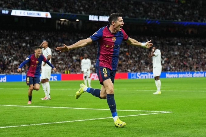 Với cú đúp cho Barca trong trận El Clasico, Lewandowski đang vươn lên dẫn đầu cuộc đua "Chiếc giày vàng".