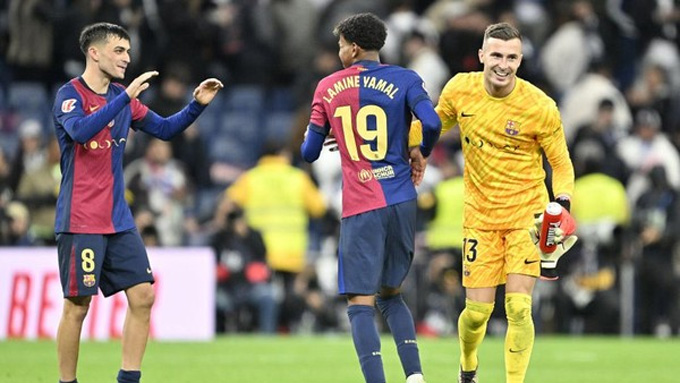 Pena (áo vàng) đang trở thành điểm tựa vững chắc của Barca