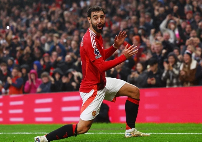 Bruno Fernandes Rũ bùn đứng dậy sáng lòa 2