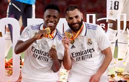 Karim Benzema an ủi Vinicius sau khi lỡ danh hiệu QBV 2024