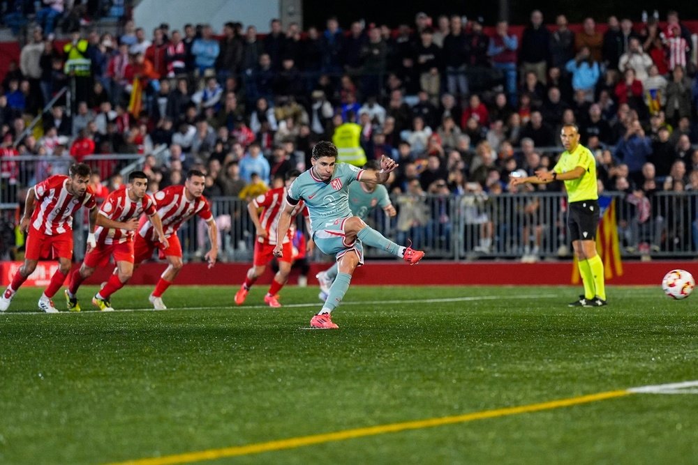 julian-alvarez-marco-el-gol-de-penalti-en-el-vic-atletico-de-madrid-de-la-copa-del-rey-2024-25--efe