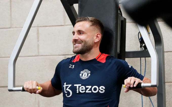 Luke Shaw thường xuyên phải vật lộn với chấn thương