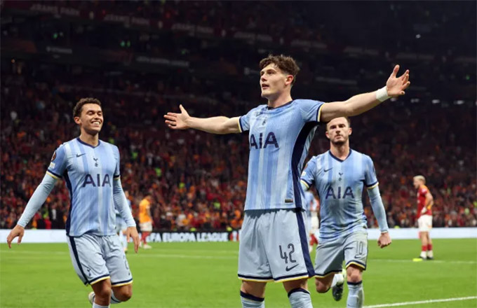 Will Lankshear ăn mừng sau khi ghi bàn gỡ hòa cho Tottenham