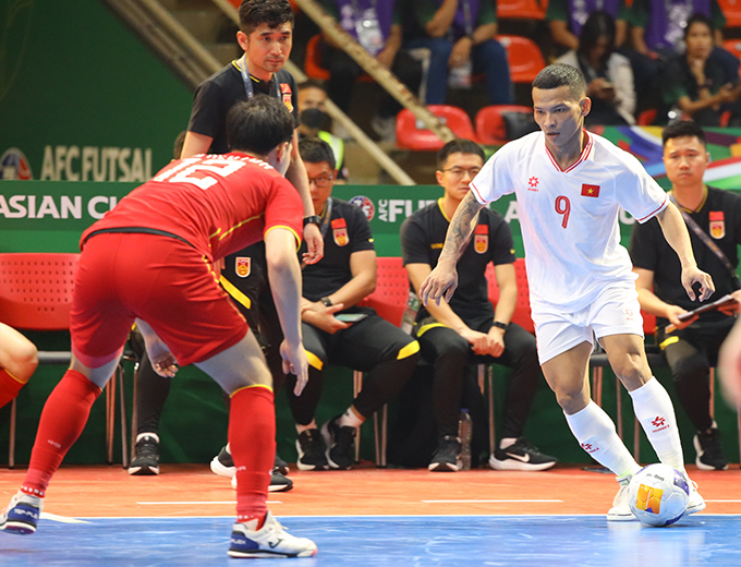 Thái Huy lập công để mở đầu cho cơn mưa bàn thắng của ĐT futsal Việt Nam. Ảnh: Phan Hồng