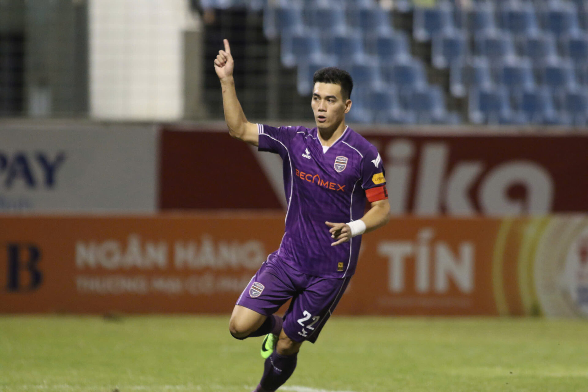 Tien Linh vua ghi ban thang thu 7 cho Becamex Binh Duong tai V-League