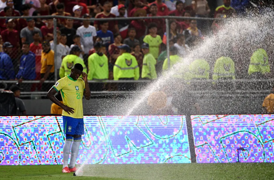 Sự cố khó đỡ ở trận Venezuela vs Brazil 2