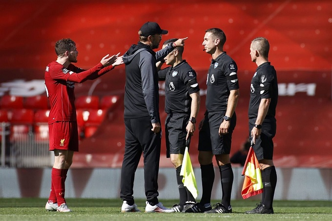 Klopp và Robertson công kích Coote