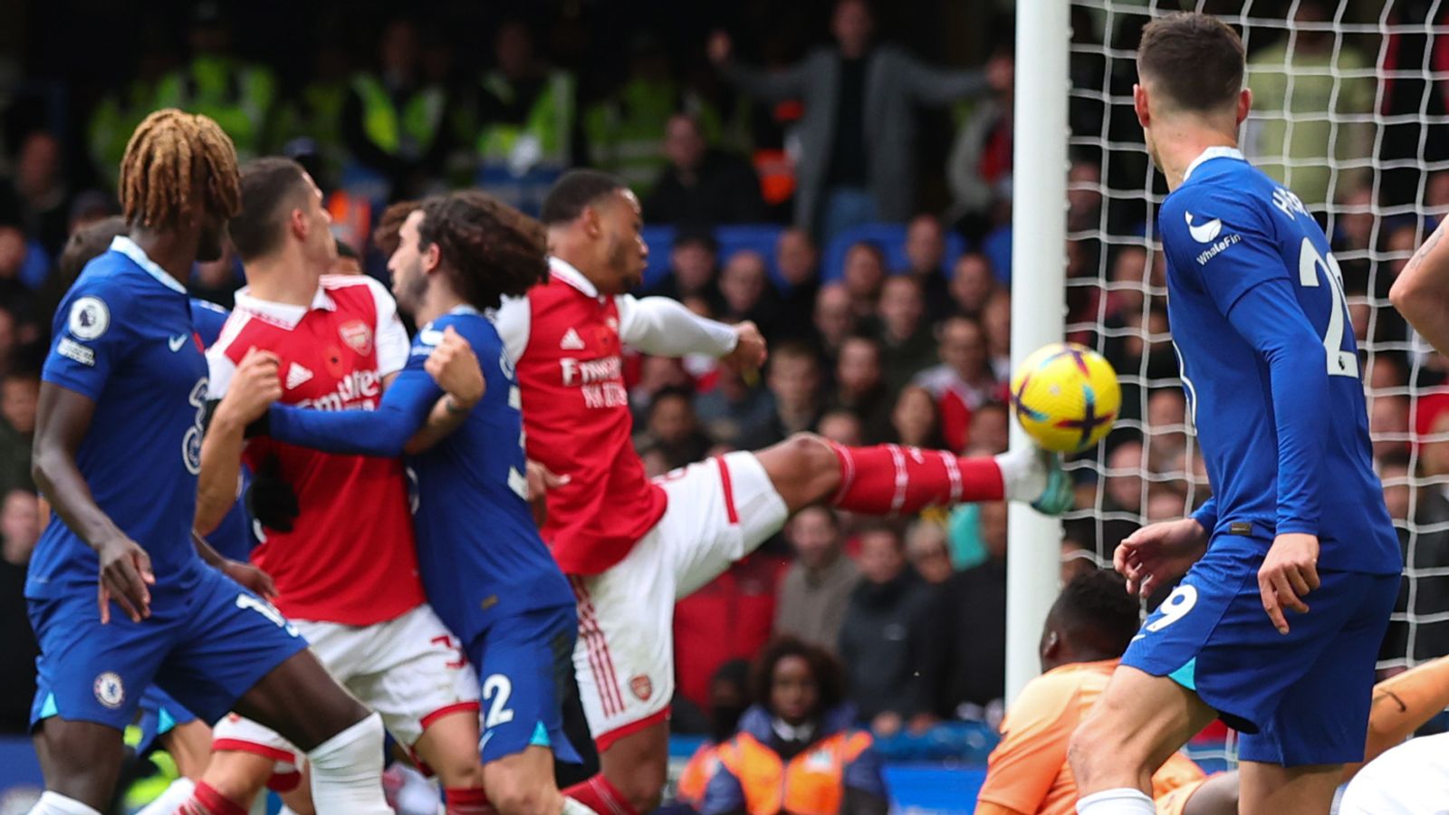 Hoà Chelsea 1-1, Arsenal đã kém đội đầu bảng 9 điểm