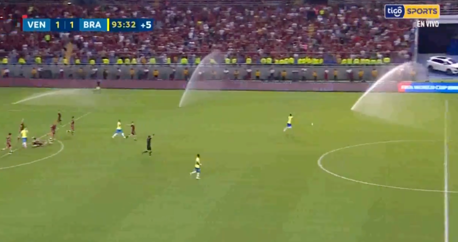 Sự cố khó đỡ ở trận Venezuela vs Brazil 1