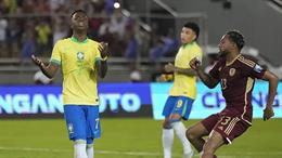 Quả bóng bạc Vinicius sút hỏng 11m, Brazil phải chia điểm với Venezuela