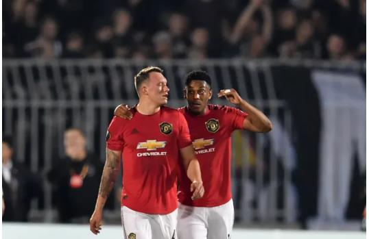 Phil Jones tiet lo bat ngo ve Anthony Martial