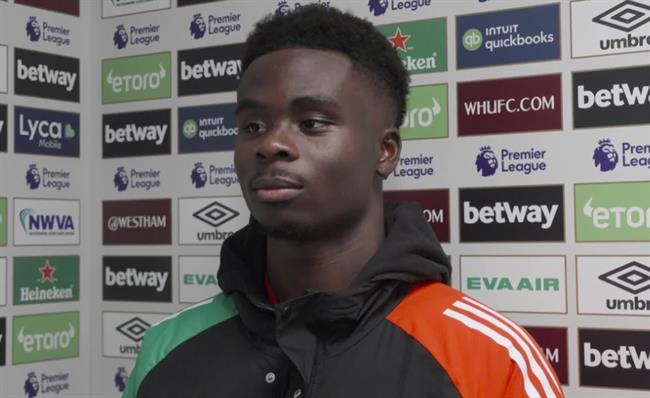 Bukayo Saka toa sang truoc West Ham.