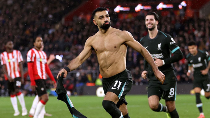 Salah vừa lập cú đúp giúp Liverpool đánh bại Southampton với tỷ số 3-2