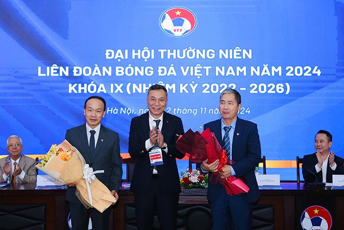 Ông Nguyễn Văn Phú (bên trái ngoài cùng) được bổ nhiệm làm Tổng thư ký VFF khóa IX (nhiệm kỳ 2022 – 2026)